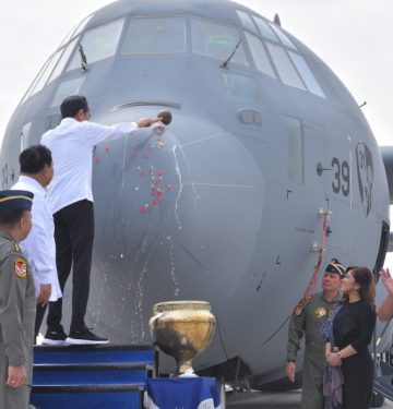 Jokowi siram hidung pesawat C-130J-30 Super Hercules dengan air bunga