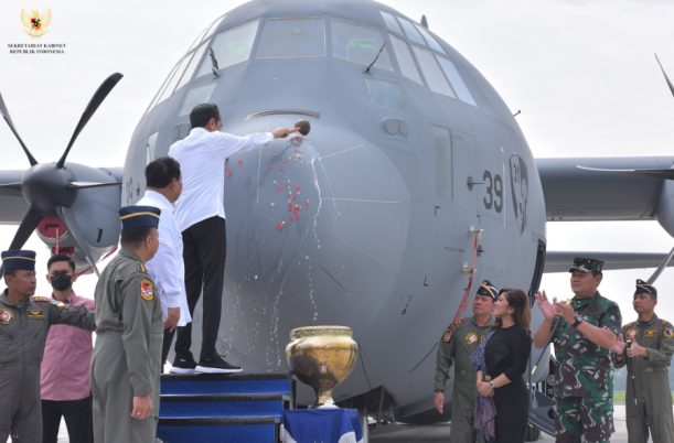 Jokowi siram hidung pesawat C-130J-30 Super Hercules dengan air bunga