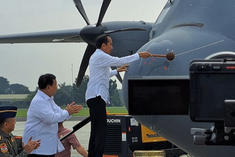 Jokowi siramkan air bunga ke pesawat C-130J A-1339 di Lanud Halim