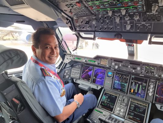Pangkoopsudnas Marsdya TNI M Tonny Harjono mencoba duduk di kokpit A400M