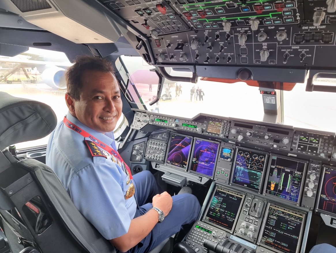 Pangkoopsudnas Marsdya TNI M Tonny Harjono mencoba duduk di kokpit A400M