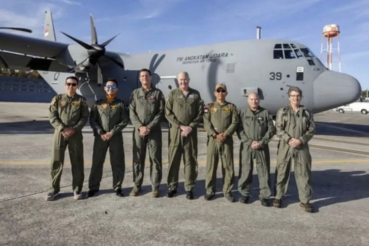 Penerbang C-130J-30 Super Hercules Skadron Udara 31 dan penerbang dari Lockheed Martin