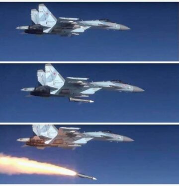 Su-35 melepaskan rudal r-37M