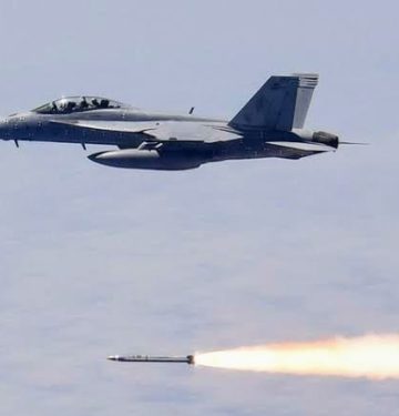 Super Hornet melepaskan rudal AARGM-ER