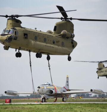 CH-47 membawa F-80 Shooting Star_