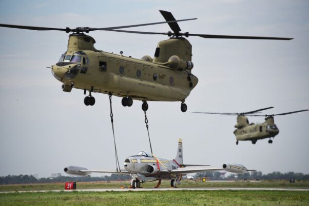 CH-47 membawa F-80 Shooting Star_