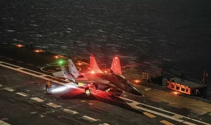 MiG-29K melakukan pendaratan malam hari perdana di kapal induk india INS Vikrant