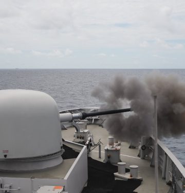 Penembakan meriam 76 mm oleh KRI SIM-367