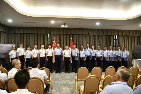 Perwira TNI AU dan RSAF terima Wing Penerbang Kehormatan