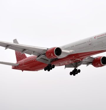 Rossiya,_EI-UNP,_Boeing_777-312_(31297279262)