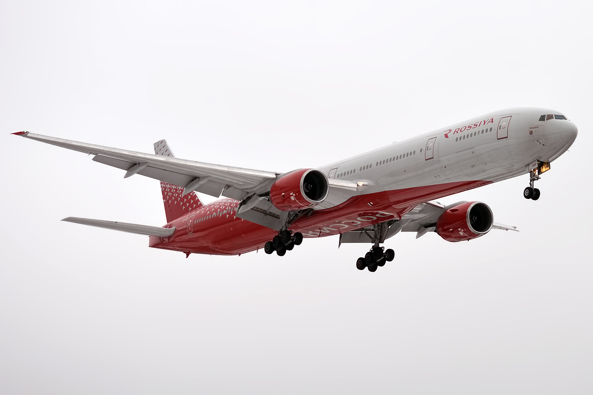 Rossiya,_EI-UNP,_Boeing_777-312_(31297279262)