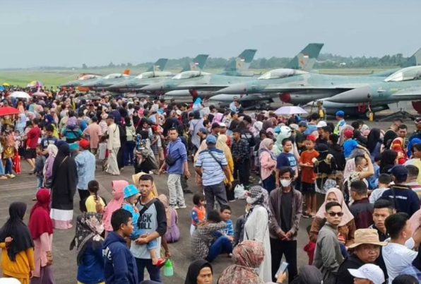 Antusiasme Warga Palembang Menyaksikan Jet Tempur TNI AU