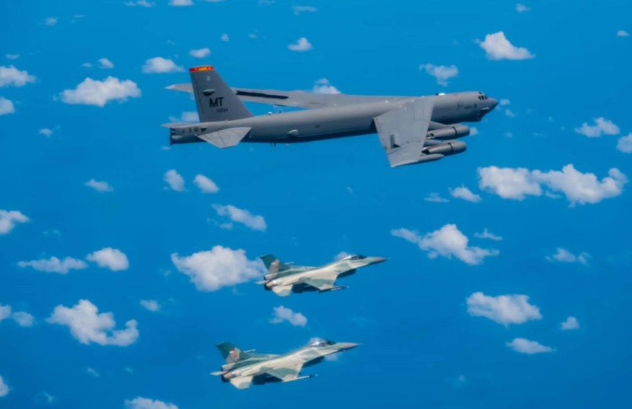 F-16 TNI AU menyambut kedatangan pembom B-52H USAF dua_ airspace review