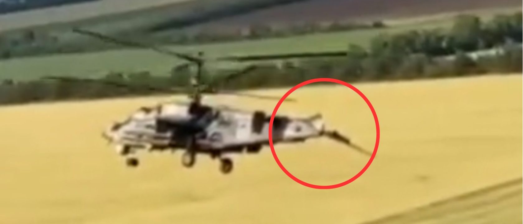 Ka-52 buntung ekornya terkena hantaman rudal panggul tentara Ukraina