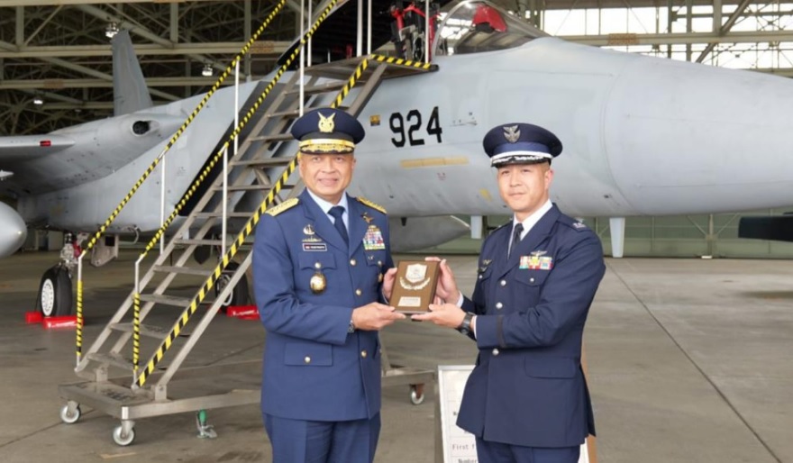 Kasau melihat F-15J Jepang
