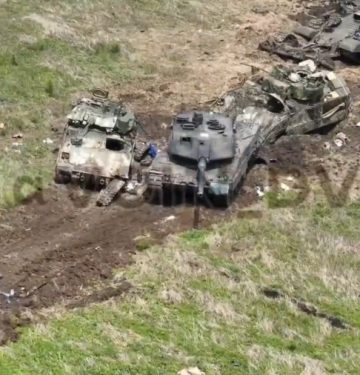 Leopard 2A6 empat Bradley dan Satu BMR-2 ditinggalkan oleh pasukan Ukraina di Zaporizhzia