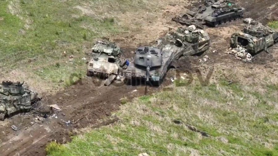 Leopard 2A6 empat Bradley dan Satu BMR-2 ditinggalkan oleh pasukan Ukraina di Zaporizhzia