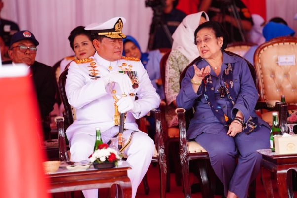 Panglima-TNI-dan-Megawati-Soekarno-Putri-saat-pengukuhan-KRI-Bung-Karno-369