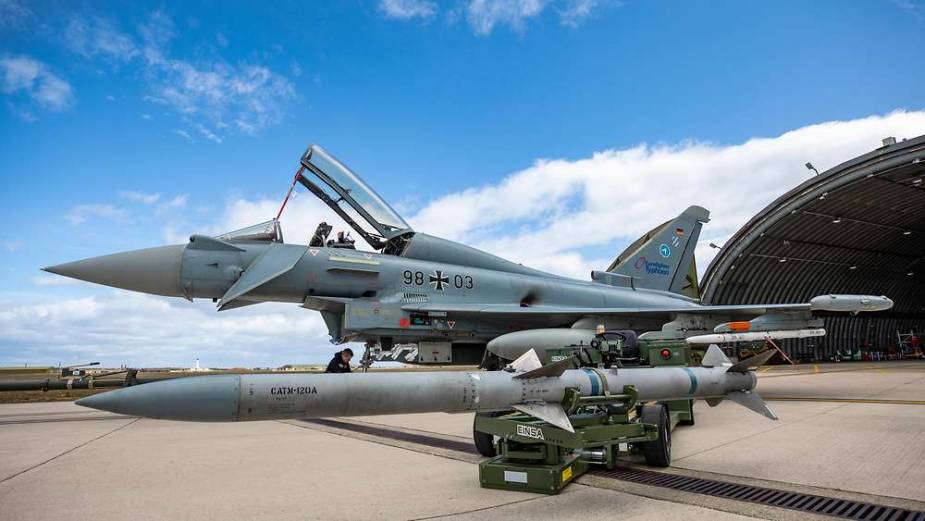 AIM-120C AMRAAM