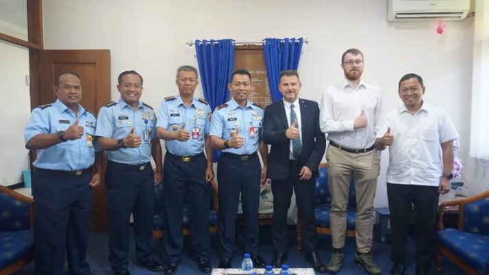 AIRSPACE REVIEW (airspace-review.com) - Komandan Lanud (Danlanud) Iswahjudi Marsma TNI Wastum menerima Tim Survei dari PT Republik Aero