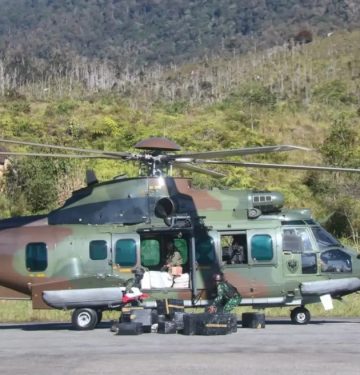 H225M Caracal Skadron Udara 8 menyalurkan bantuan sembako di Papua