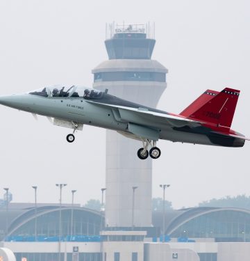 T-7A Red Hawk terbang perdana