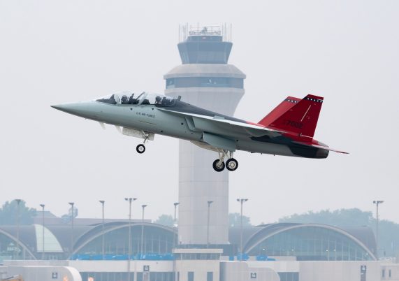 T-7A Red Hawk terbang perdana