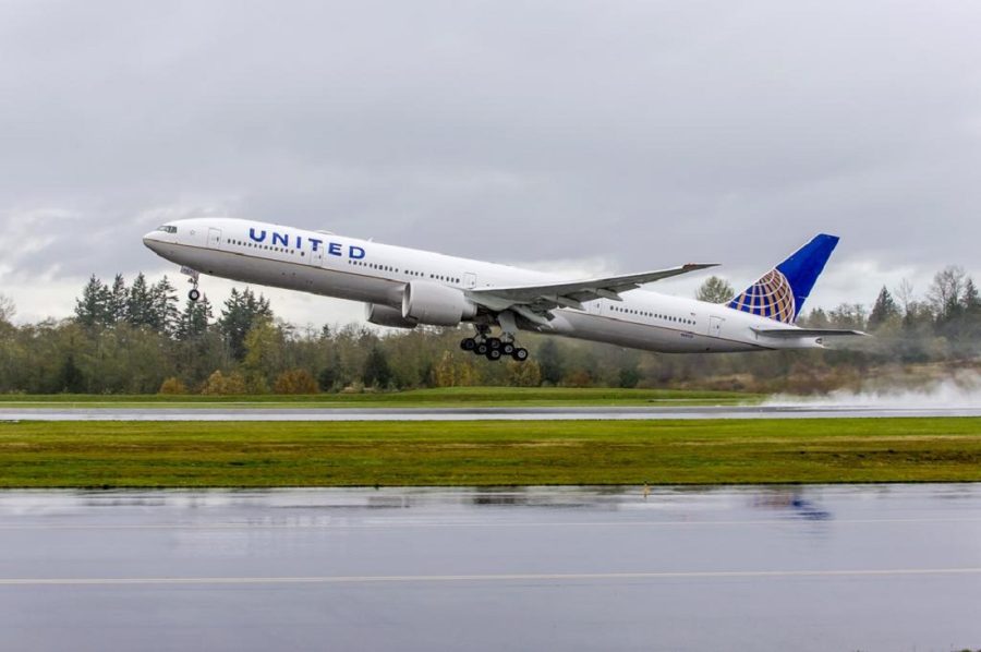 United-Airlines-777-300