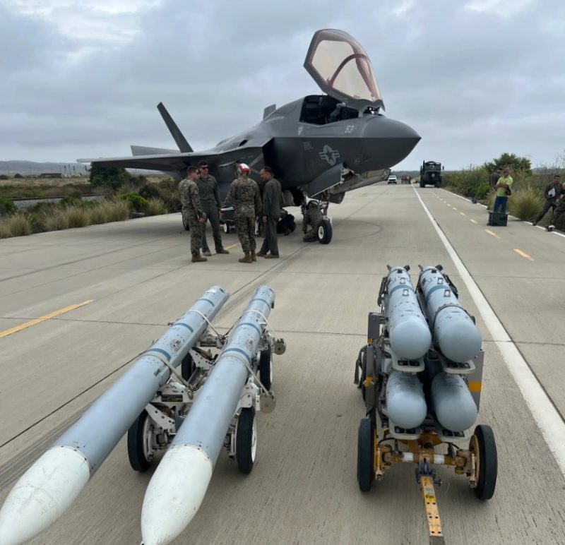 F-35B mendarat di jalan raya yang sempit