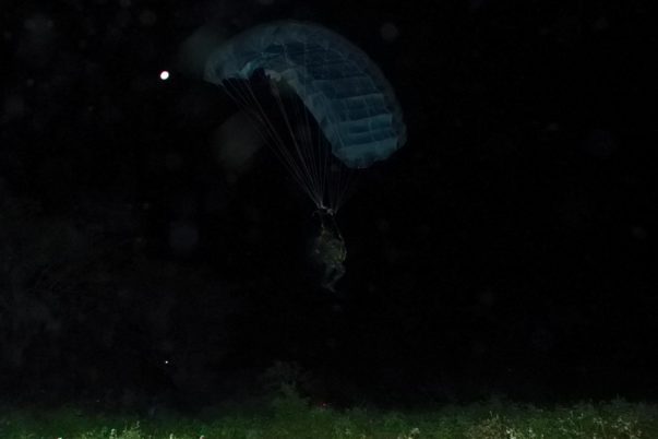 Terjun Tempur Malam Hari pasukan Intai Amfibi Korps Marinir pada Latgab TNI 2023