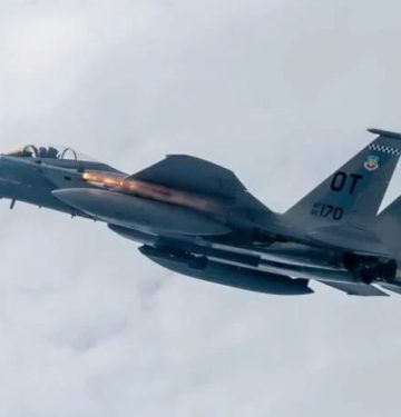 F-15 menembakkan rudal AMRAAM terbaru