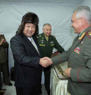Kim Jong Un dan Sergei Shoigu