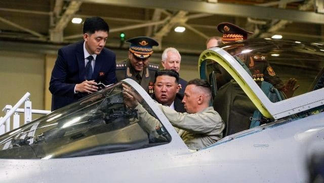 Kim Jong Un melihat Su-57
