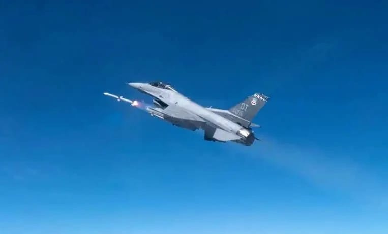 Rudal AMRAAM diluncurkan oleh F-16