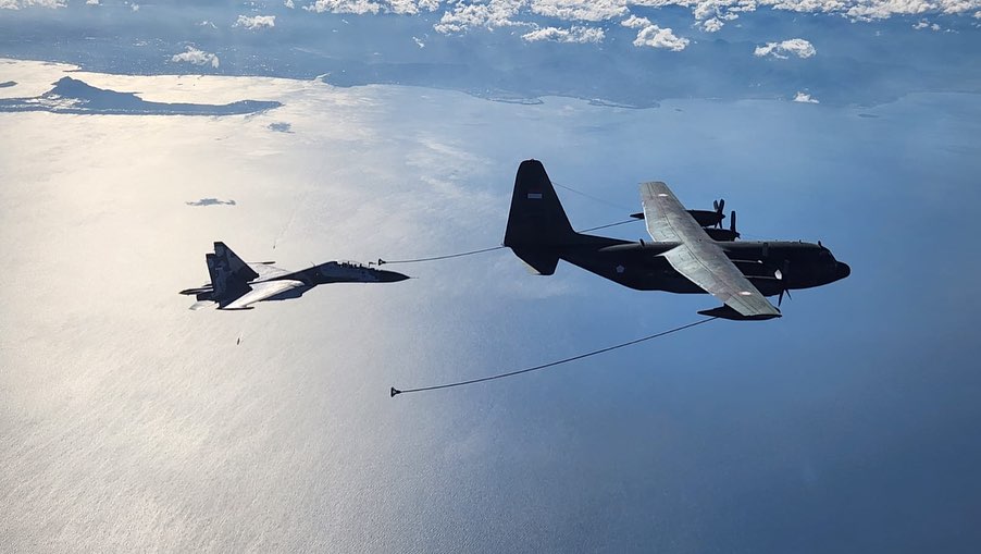 Su-30MK2 TNI AU melaksanakan pengisian bahan bakar di udara dari KC-130B