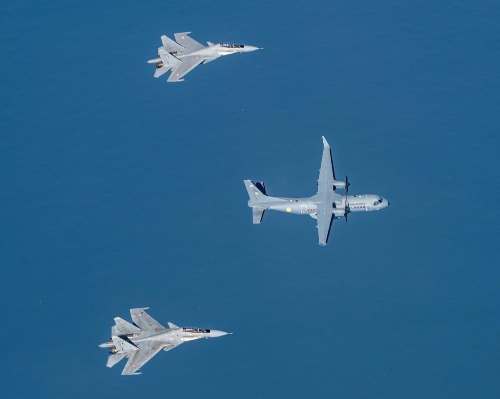 Su-30MKI menyambut kedatangan pesawat C295 pertama India