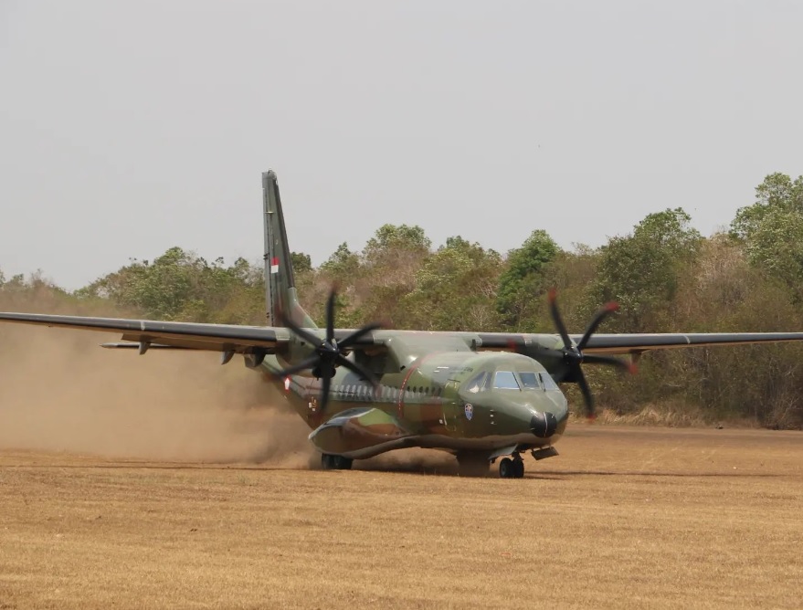 CN295 landing at Pangeran M Bun Yamin AFB_1