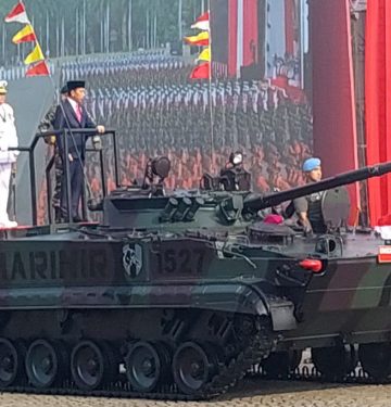 Jokowi periksa pasukan HUT ke-78 TNI dari atas BMP-3F di Monas