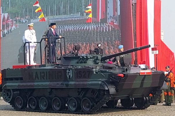 Jokowi periksa pasukan HUT ke-78 TNI dari atas BMP-3F di Monas
