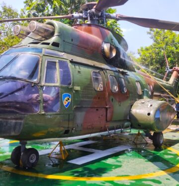 Pencucian helikopter Super Puma di Museum Pusat TNI AU Dirgantara Mandala