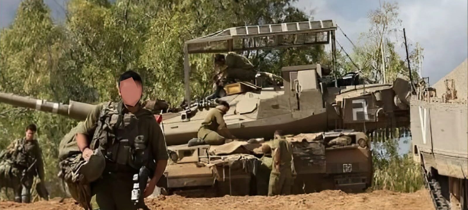 Tank Merkava dilengkapi sangkar baja di atas kubahnya