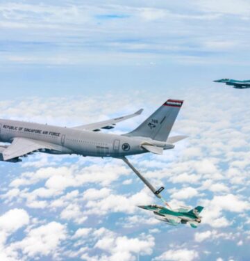 A330 MRTT RSAF melakukan AAR terhadap F-16 TNI AU