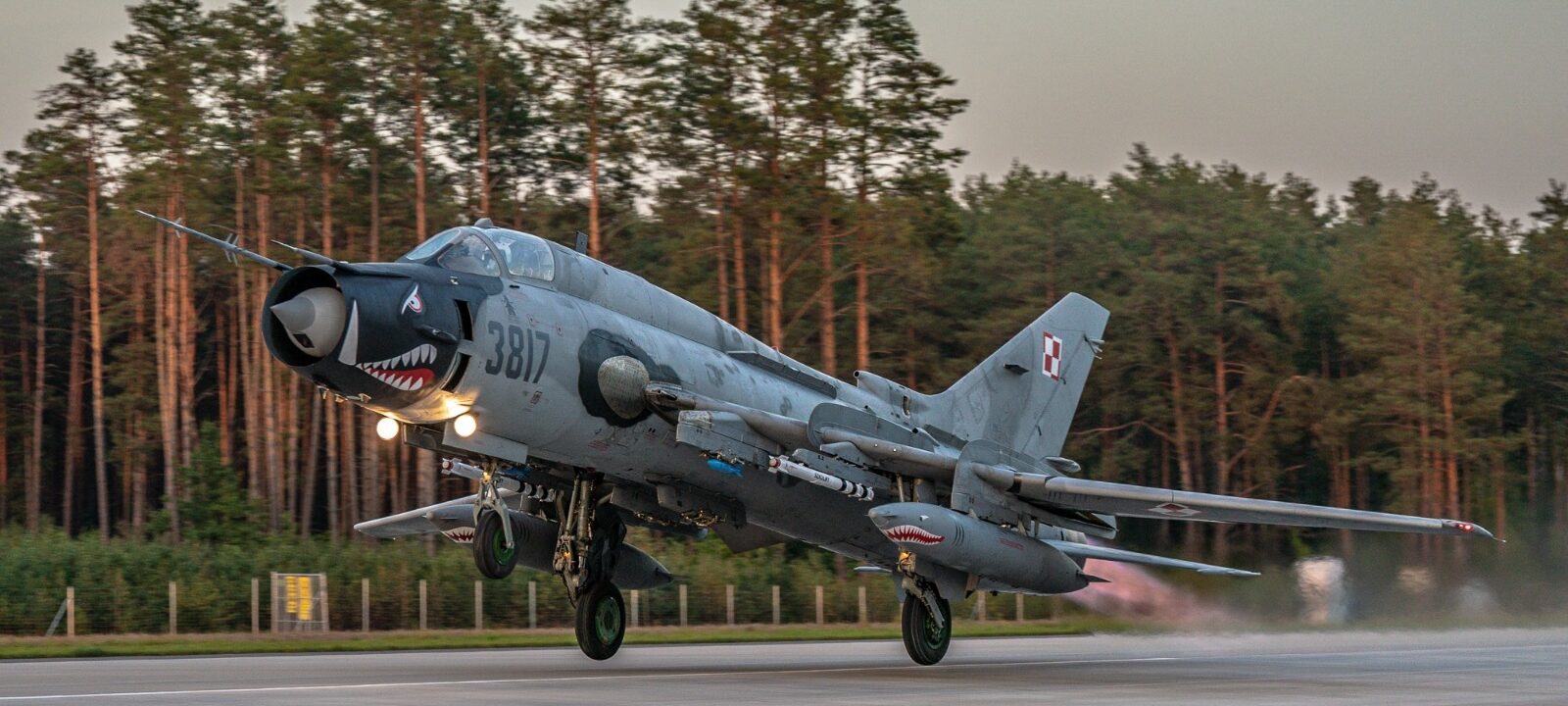 Su-22 Angkatan Udara Polandia melaksanakan latihan penerbangan di jalan raya