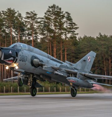 Su-22 Angkatan Udara Polandia melaksanakan latihan penerbangan di jalan raya