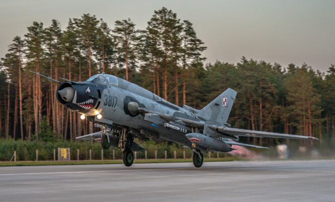 Su-22 Angkatan Udara Polandia melaksanakan latihan penerbangan di jalan raya