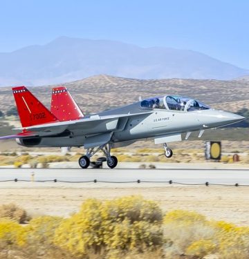 T-7 Red Hawk tiba di Edwards AFB