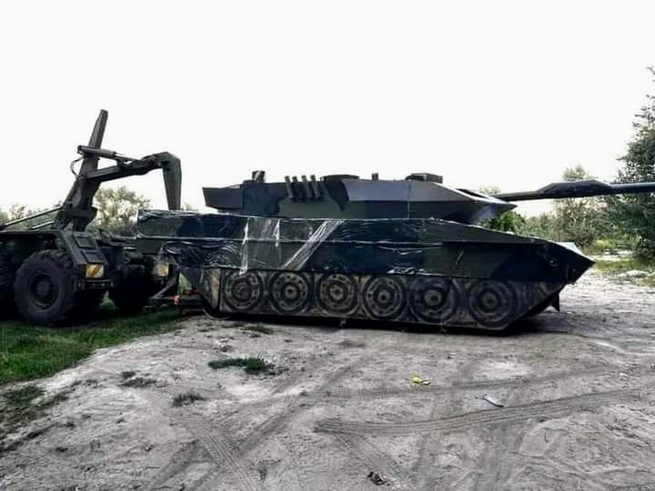 Tank palsu dari karet yang ditiup