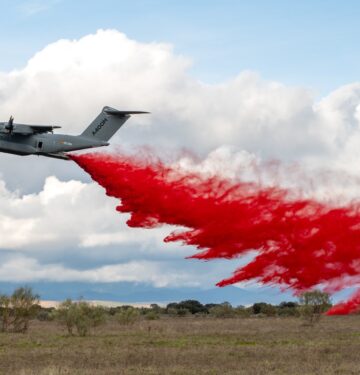 A400M membawa pemadam api