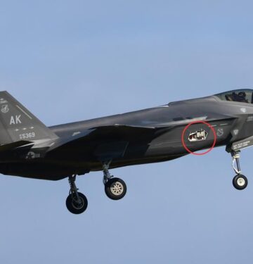F-35A copot penel heksagonalnya dan jatuh ke laut_ Airspace Review