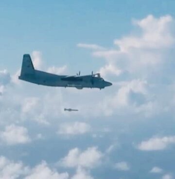 Fokker 50 RSAF menjatuhkan sonobuoy